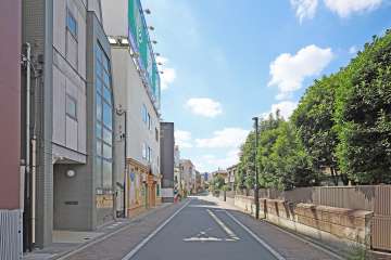 敷地北側の前面道路（東側から）