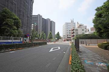 敷地北側の前面道路（西側から）
