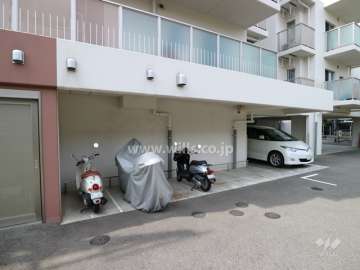 敷地内駐車場（屋内平面式）とバイク置場