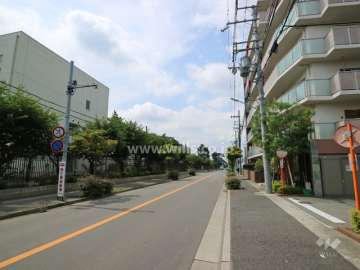 敷地東側の前面道路