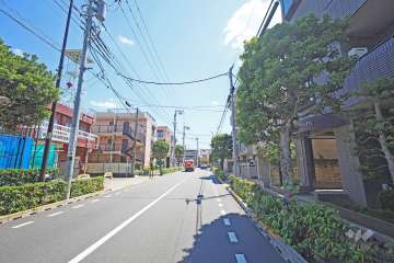 敷地東側の前面道路（北側から）