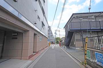 敷地西側の前面道路