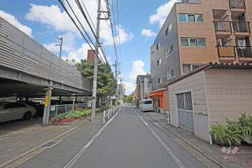 敷地北東側の前面道路