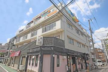 陵雲閣マンションの外観（南東側から）