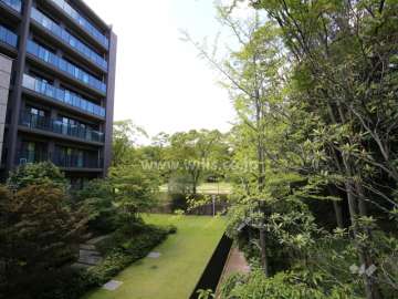 敷地北側の様子。『千里東町公園』に隣接し、緑豊かです。