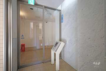 エントランスはオートロック付きです。