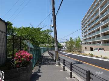 敷地南側は二車線のバス通り、通りを挟んで、山田中学校があります。