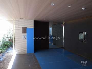 エントランスはオートロック付きです。