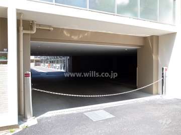 駐車場入口（ロボットゲート付き）