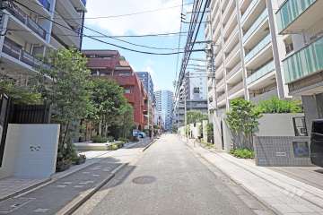 敷地東側の前面道路（南側から）