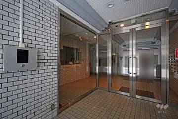 エントランスはオートロック付きです。