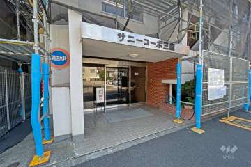 エントランス（2025年9月大規模修繕工事中）