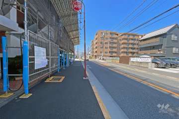 敷地の北側前面道路は人見街道です（東側から）。