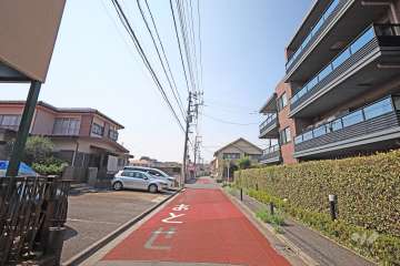 敷地南西側の前面道路（南東側から）