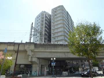 エステムコート川西能勢口の外観（北側から）