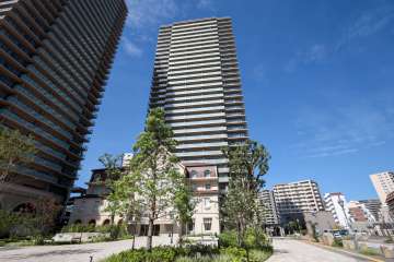 ジオタワー宝塚グランレジスTheNorthの外観（東側から）敷地内に旧宝塚ホテルをモチーフにした商業棟があります。