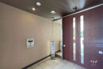 エントランスはオートロック付きです。