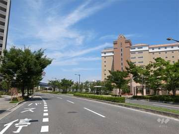 周辺はマンションが中心に立ち並ぶ住宅地です。