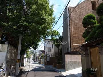 敷地北側の前面道路。周辺はマンションと一戸建てが混在する静かな住宅地です。