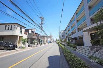 敷地北側の前面道路（西側から）