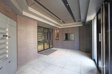 エントランスはオートロック付きです。