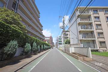 敷地東側の前面道路（南側から）