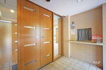 エントランスはオートロック付きです。