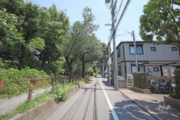 敷地北側の前面道路