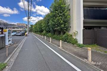 敷地南西側の前面道路（南東側から）