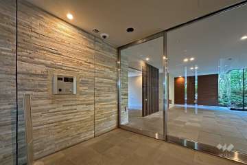 エントランスはオートロック付きです。