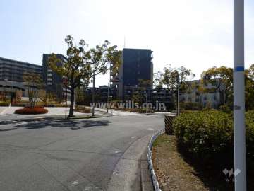 周辺はニュータウン内の緑豊かな住宅地です。