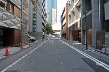 敷地北西側の前面道路（北東側から）