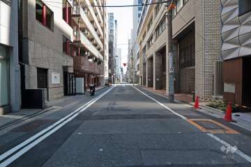 敷地北西側の前面道路（南西側から）