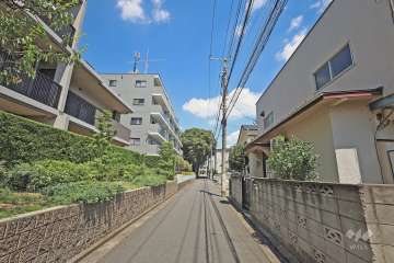 敷地南東側の前面道路（南西側から）