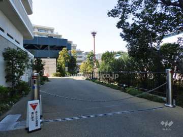 敷地内駐車場出入り口（ロボットゲート付き）