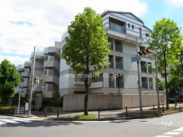 プレステージ新千里西町１号棟の外観（北西側から）
