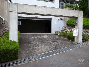 地階にあるシャッター付きの駐車場