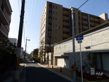 マンション敷地の東側前面道路