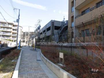 マンション敷地西側前面道路(南側から)