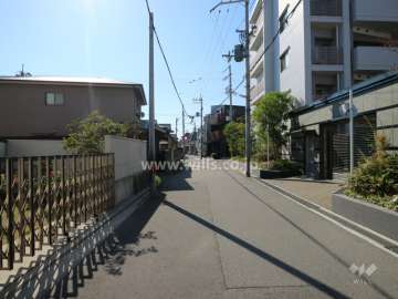 敷地東側の前面道路(北側から)