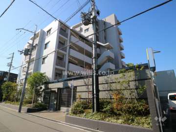 ブランズ豊中パークサイドの外観(北東側から)全邸南向きで、6階以上はワンフロア3邸の造りです。
