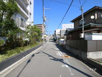敷地東側の前面道路(南側から)