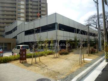 敷地北部分に設けられた駐車場棟