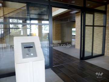 エントランスはオートロック付きです。