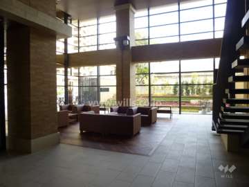 エントランスホールは2層吹き抜けで談話スペースがあります。