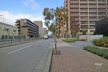 敷地西側の前面道路（南側から）