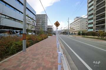 敷地南側の前面道路（東側から）