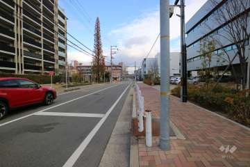 敷地南側の前面道路（西側から）