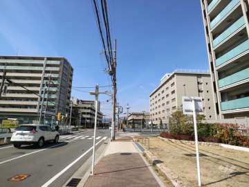 敷地南側の前面道路（東側から）