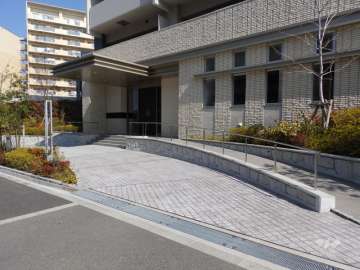 エントランス前には車寄せスペースが設けられています。